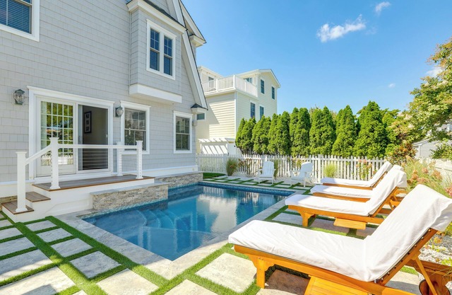 Spacious Avalon Beach House - 2 Blocks to Water!