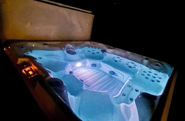 Spacious Basement Suite w/Hot Tub. Explore Diamond Valley!