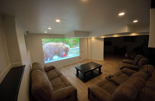 Spacious Basement Suite w/Hot Tub. Explore Diamond Valley!