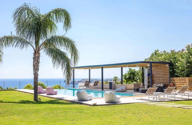 Spacious beach front Vila with 100 sqm infinity pool, a basket ball court
