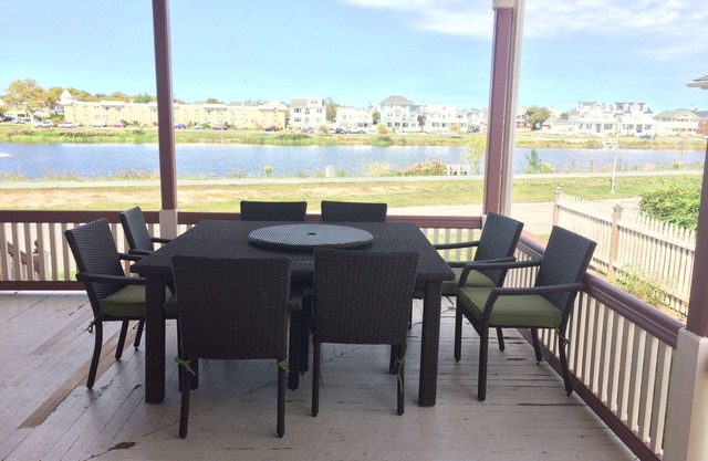 Spacious beach house 1.5 blocks to the beach on Silver Lake with spectacular lak