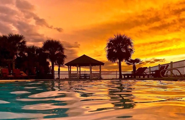 Spacious beach house, close to the beach. Free pool. Dogs welcome!