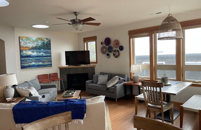 Spacious Beach House - 30 seconds to sand