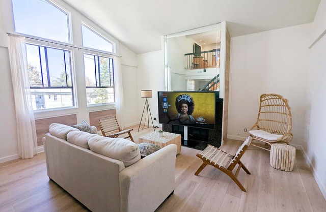 SPACIOUS Beach Pad on Ocean Blvd - 3min Walk to Sand, Patio,Big TVs, Strong WiFi