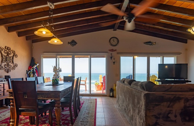 Spacious Beachfront House in Baja Malibu ~ Great location - Lots of amenities!