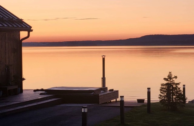 Spacious beachfront Villa with Panoramic views and outdoor sauna by the Lake.
