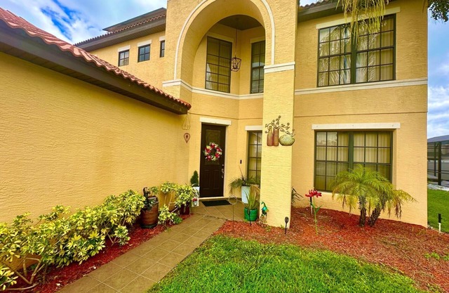 Spacious Beautiful 5B/3B House . Close to attractions. Resort style.