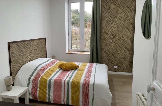 Spacious, bright apartment close to town center.