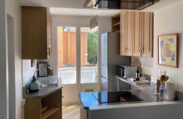 Spacious, bright and well located for 6P, parking