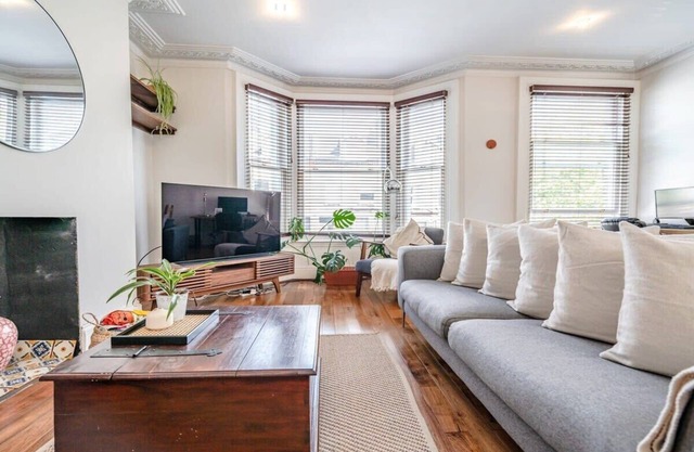 Spacious & Bright Hampstead Apartment with Balcony