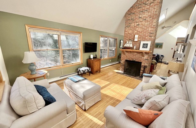 SPACIOUS & BRIGHT - High Ceilings- Walk to Town - Screened Porch - A/C