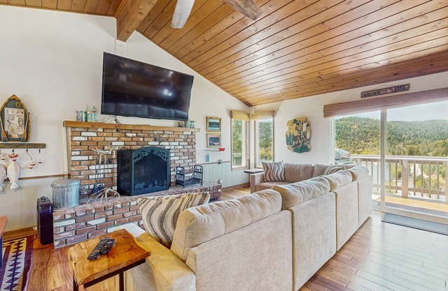Spacious & bright home with spectacular views - fireplace, deck & game room