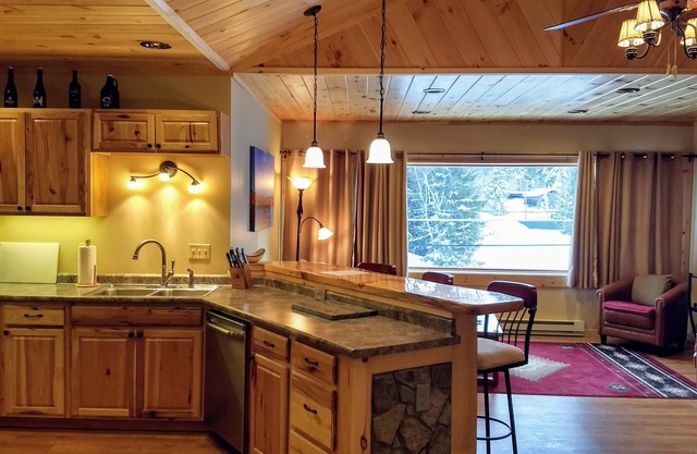 Spacious, Bright, Quiet New Suite next to Park and Close to Restaurants
