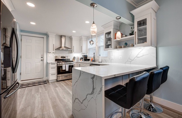Spacious Bucktown Apartment Close to a Wealth of Dining Options by RedAwning