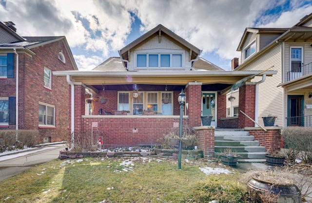 Spacious bungalow with 7 Beds in awesome Grosse Pointe Park!