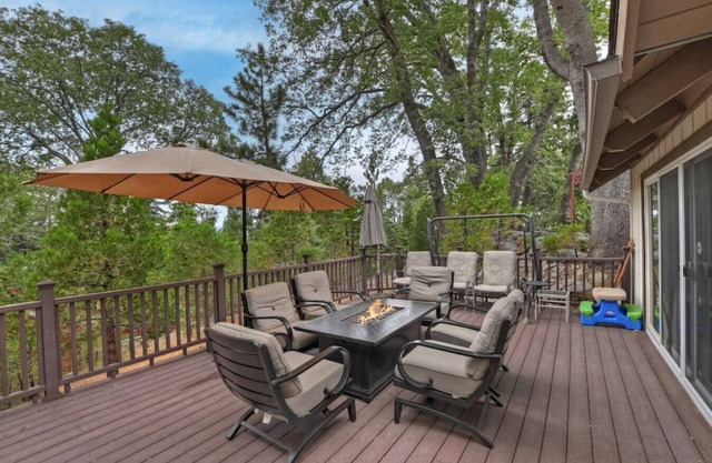 Spacious Cabin, AC, Deck + Fireplace, Games