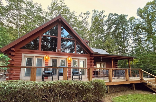 Spacious Cabin Retreat Hot Tub Pool Table Firepit Near Town/Train Pets