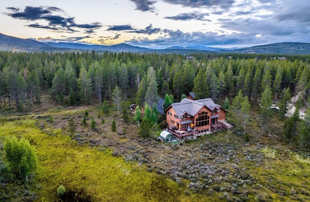 Spacious cabin w/hot tub & fire pit