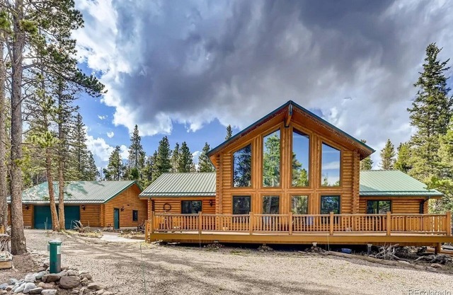 Spacious cabin with hot tub in a nicely treed area, close to many attractions