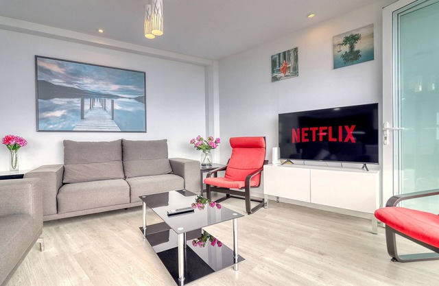 Spacious Central Apt w Private Parking Ocean View