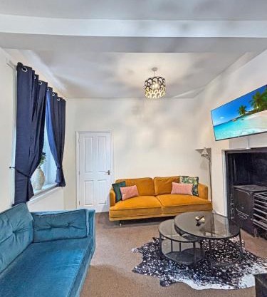 Spacious Central Ground Floor Apartment Sleeps 6 - Newark Town Centre - Free Parking - Amaya Twelve