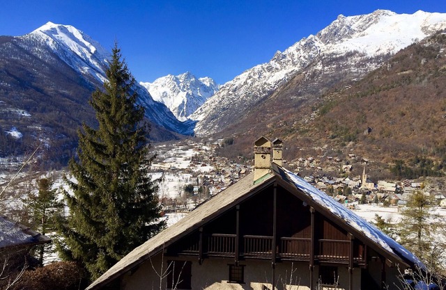Spacious chalet with panoramic view of the Ecrins Park peaks