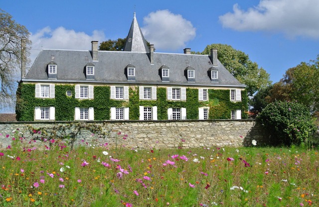 Spacious charming property, well equipped, with large park and tennis