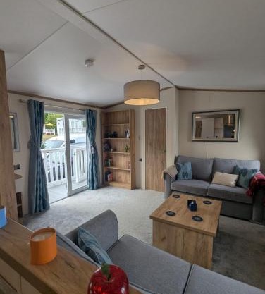 SPACIOUS COMFORTABLE HOLIDAY HOME WITH UNIQUE LAYOUT ON 5 Star SHOREFIELD HOLIDAY PARK