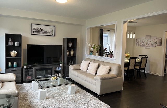 Spacious ,comfy house less than 15 mins drive to Niagara Falls and Outlet Mall.