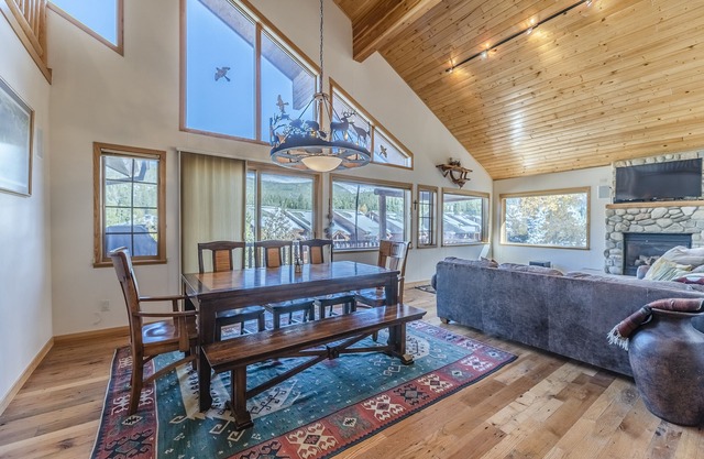 Spacious condo just moments from Winter Park Ski Resort w/shared hot tub