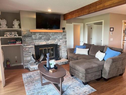 Spacious Condo with Pool Pass!