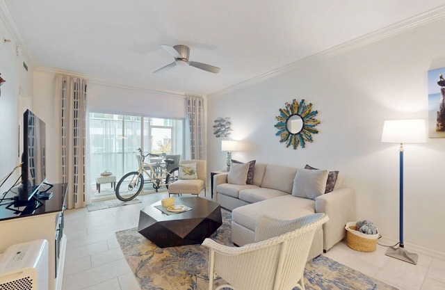 Spacious condo with WiFi, pool, hot tub & on-site restaurant/bar
