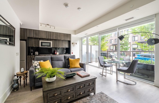 Spacious corner Loft in King West