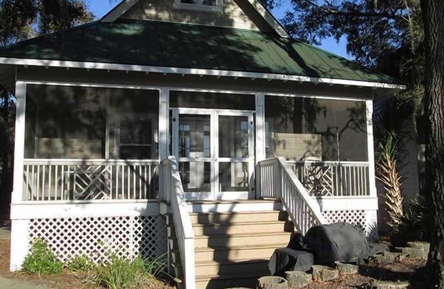 Spacious Cottage w/ WiFi & Screened-In Porch - Near Marina & Boathouse