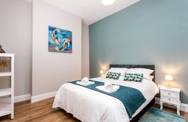 Spacious Cottage Nr Hospital *Free Parking WIFI*