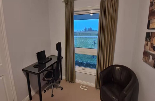 Spacious cottage retreat minutes from popular trails, restaurants and shopping.