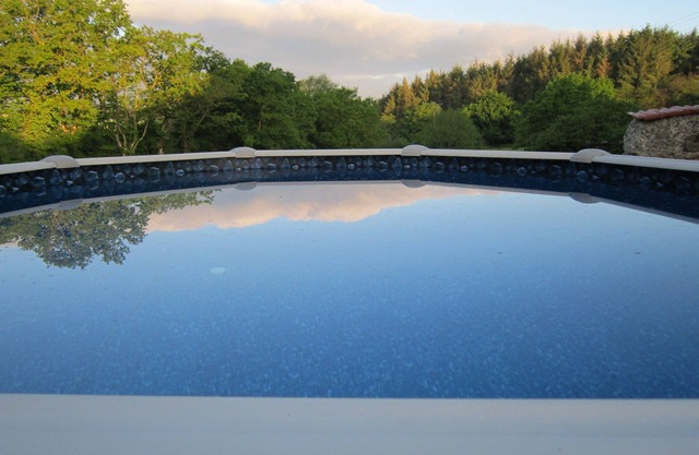 Spacious Cottage, sleeps 6, Private Pool, Barbeque, Gardens and Patio, WIFI, TV