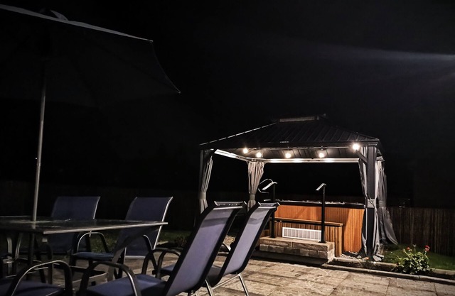 Spacious cottage w/All-season 8-seat hot tub; firepit, games room. Sleeps 8-10