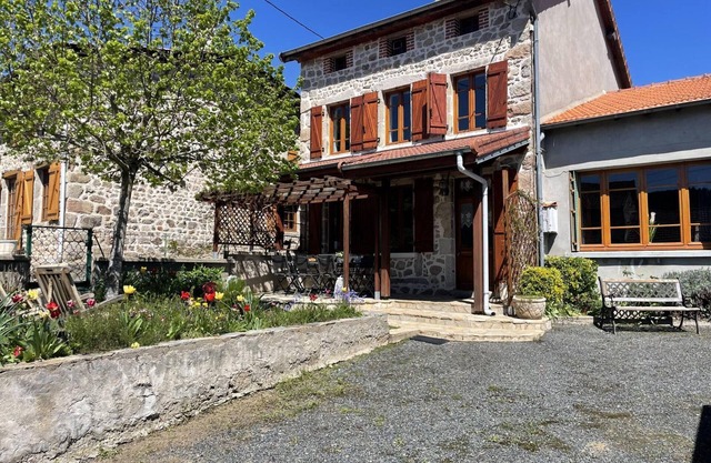Spacious cottage with garden, pets allowed