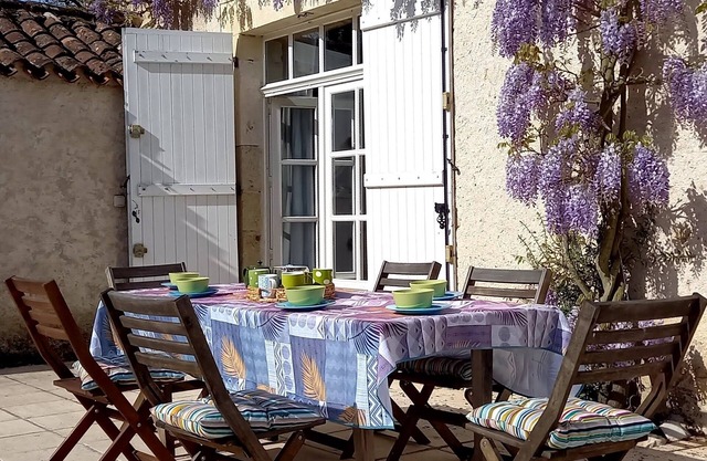 Spacious cottage with comfort and 2 terraces on quiet estate