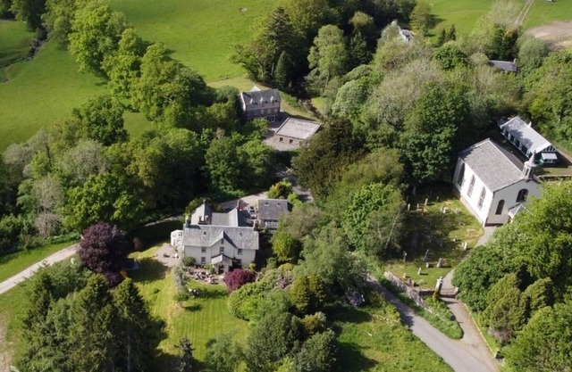 Spacious country house for 12 with hot tub - pets welcome
