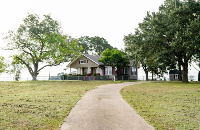 Spacious Country Living Located In The Heart Of Brenham