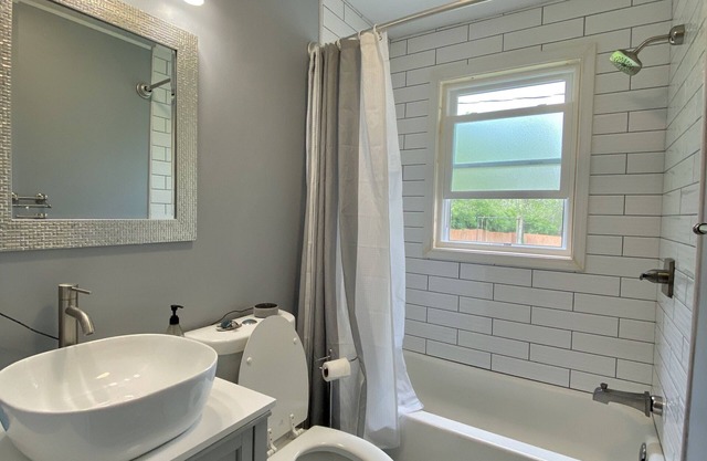 SPACIOUS country home, Sleeps 6 adults