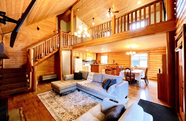 Spacious & cozy 4 bedroom cabin w/mountain views