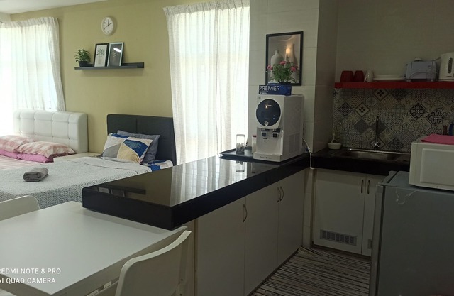 Spacious & Cozy Studio W/ POOL 5min to Pasar Siti Khadijah. Free WI-FI, NETFLIX