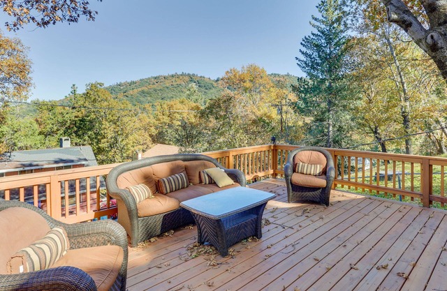 Spacious Crestline Retreat: 1 Mi to Lake Gregory