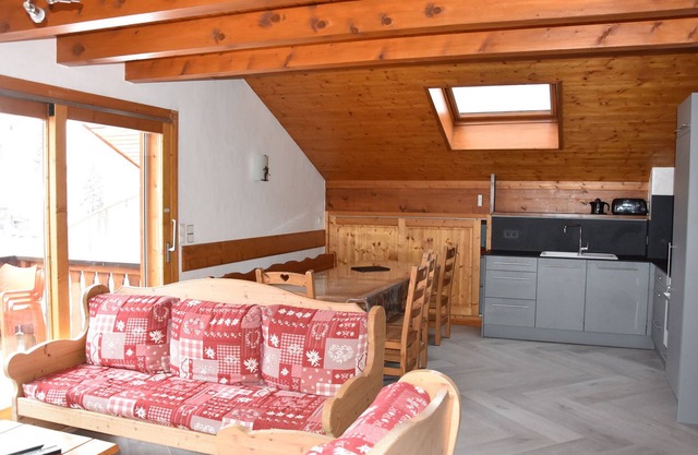 Spacious Duplex in Chalet with Terrace, Garage & Parking - Close to Center & Slopes