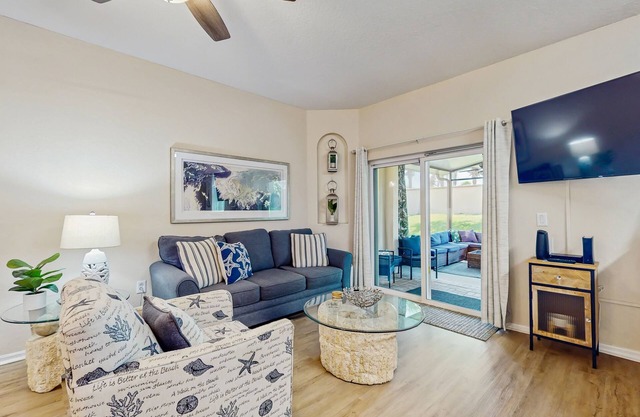 Spacious dog-friendly 3bed/3 bath Townhome with screened in lanai near Disney