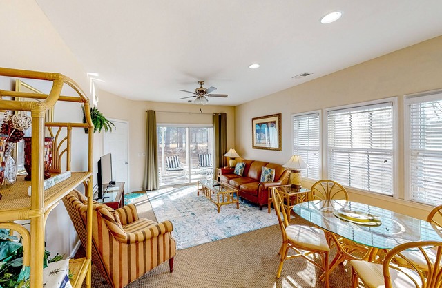 Spacious double condo with pool access, patio & kitchens - snowbird-friendly