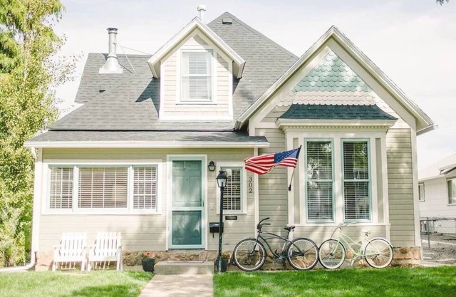 Spacious downtown Victorian ~ near CMU, Lunch Loop trails, Monument, walk to Main Street